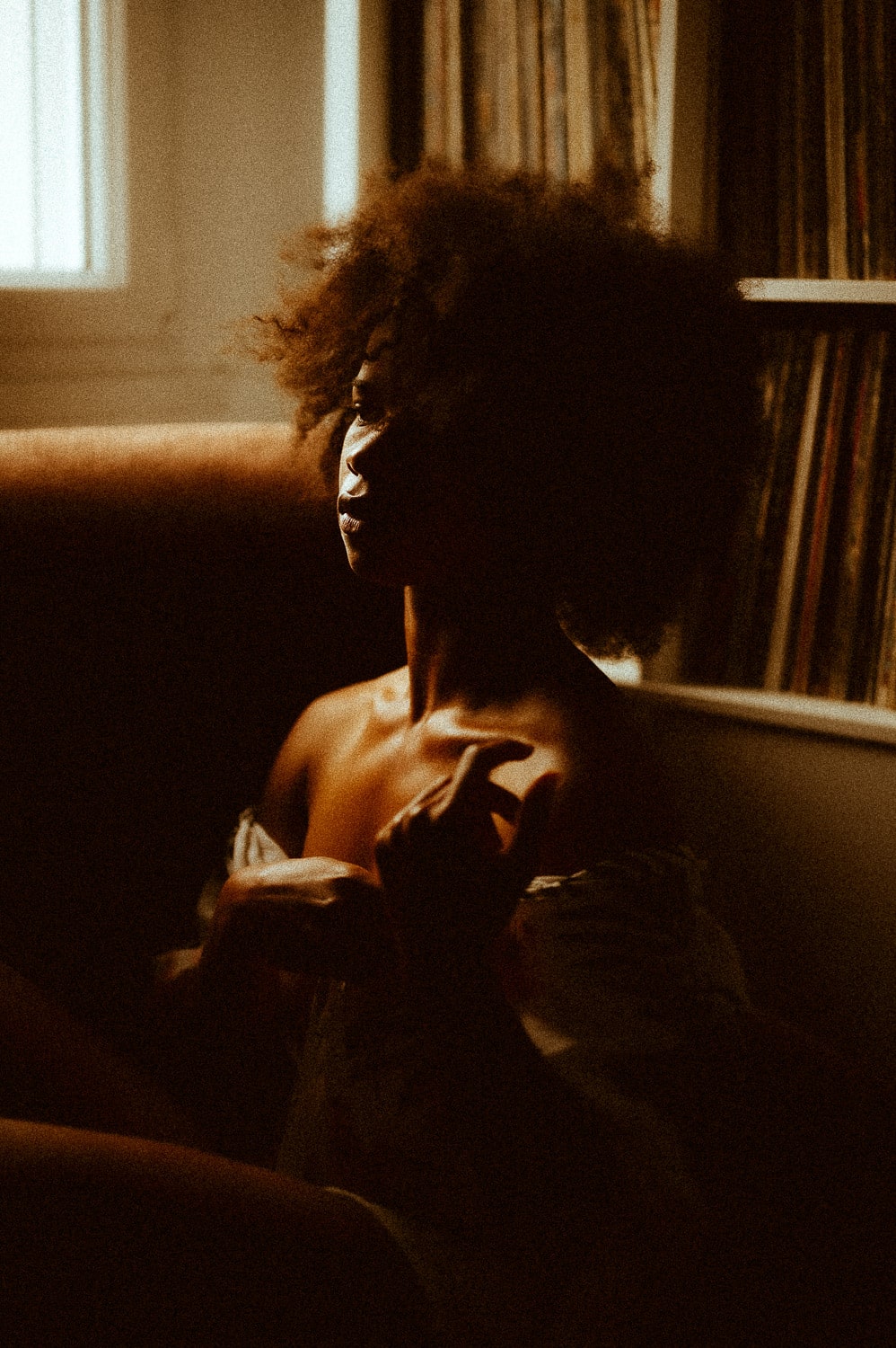 Boudoir portrait débardeur matin naturel ambiance dimanche Rennes