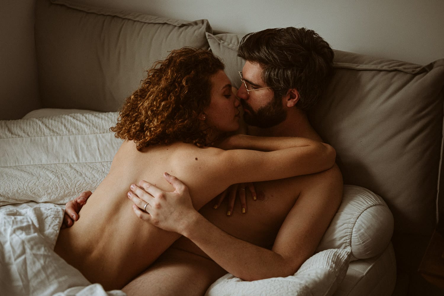 Séance boudoir couple lit intimité complicité naturelle Rennes